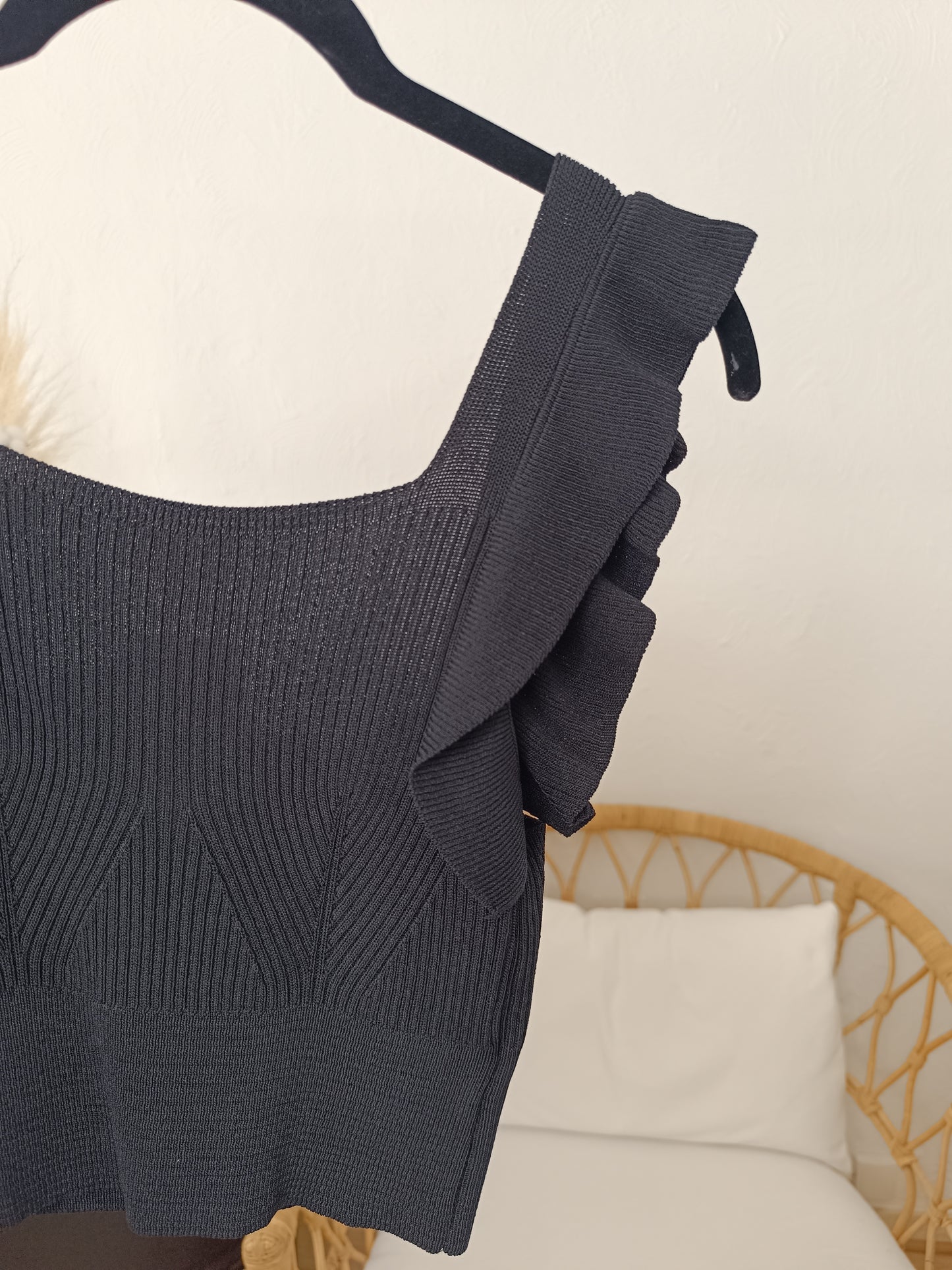 Crop top noir à volants